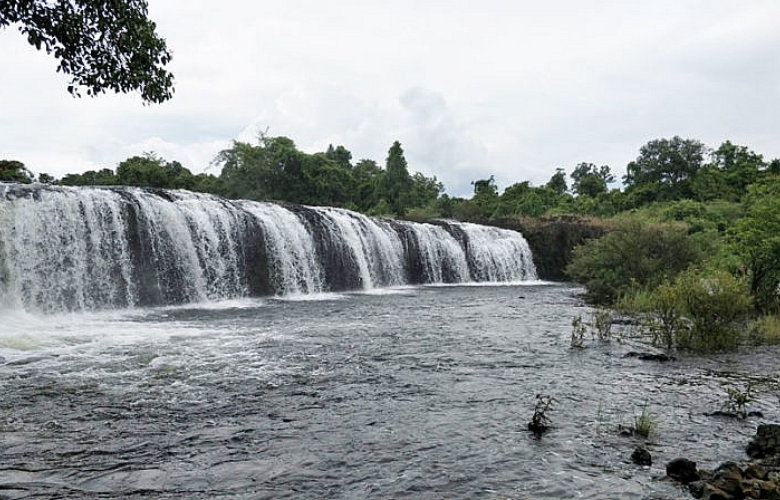 ទឹកធ្លាក់ជីផាត់ (Chi Phat waterfall)