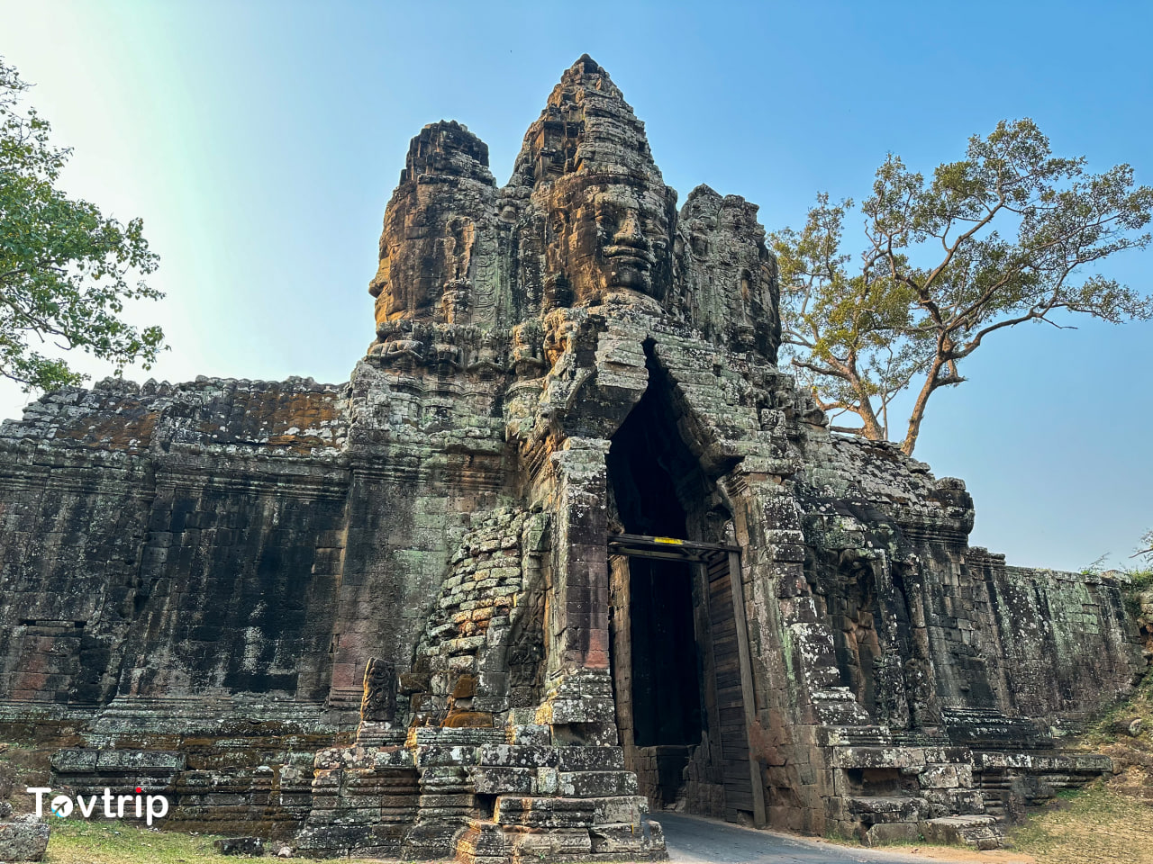 ខ្លោងទ្វារទន្លេអុំ (Tonle Om Gate)