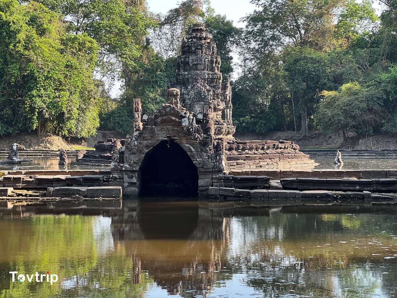 ប្រាសាទនាគព័ន្ធ (Neak Pean Temple)