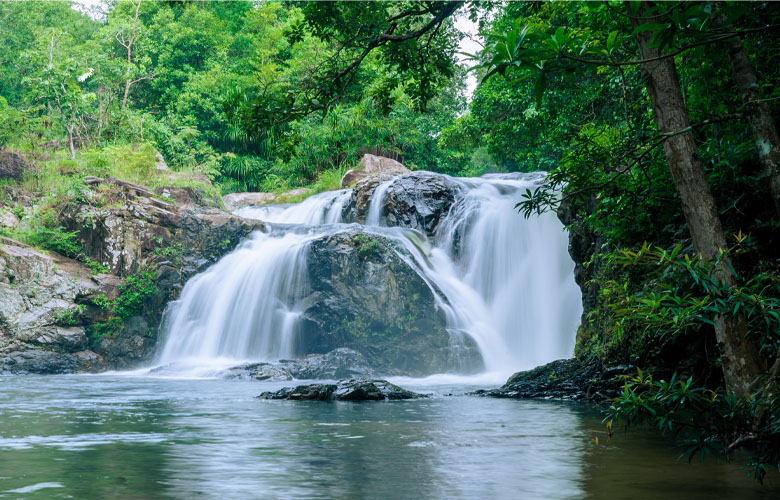 ទឹកធ្លាក់ច្រកល្អៀង